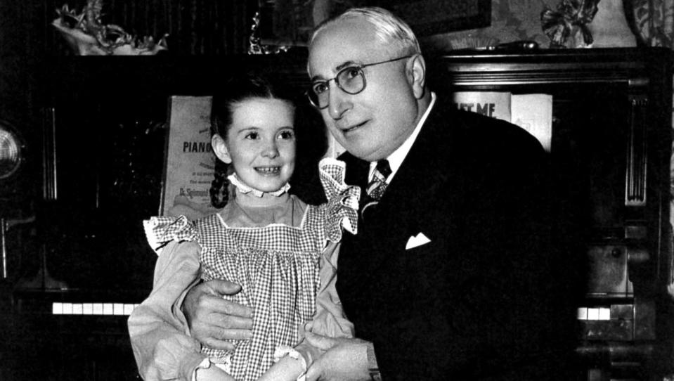 Despite backstage drama, O'Brien and MGM head, Louis B. Mayer, were all smiles on the set of 'Meet Me in St. Louis.' (Photo: Courtesy Everett Collection)