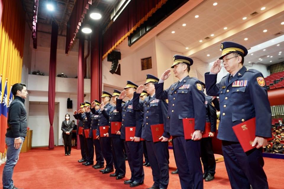 台北市警察局十四個分局及三個大隊首長在十九日進行交接，蔣萬安親自主持並期勉做好萬全準備。（記者孫曜樟攝）