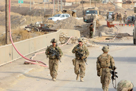 U.S soldiers walk on a bridge within the town of Gwer northern Iraq August 31, 2016. REUTERS/Azad Lashkari /File Photo