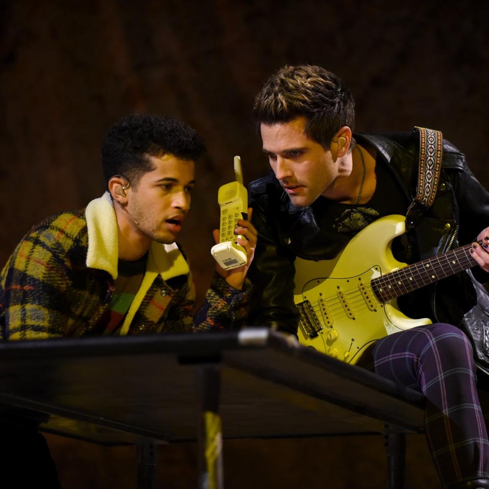 The show must go on! Ahead of Fox&#39;s live production of Rent on Sunday night, the cast hit a snag when one of its stars, Brennin Hunt (Roger Davis), suffered an injury during dress rehearsal on Saturday.