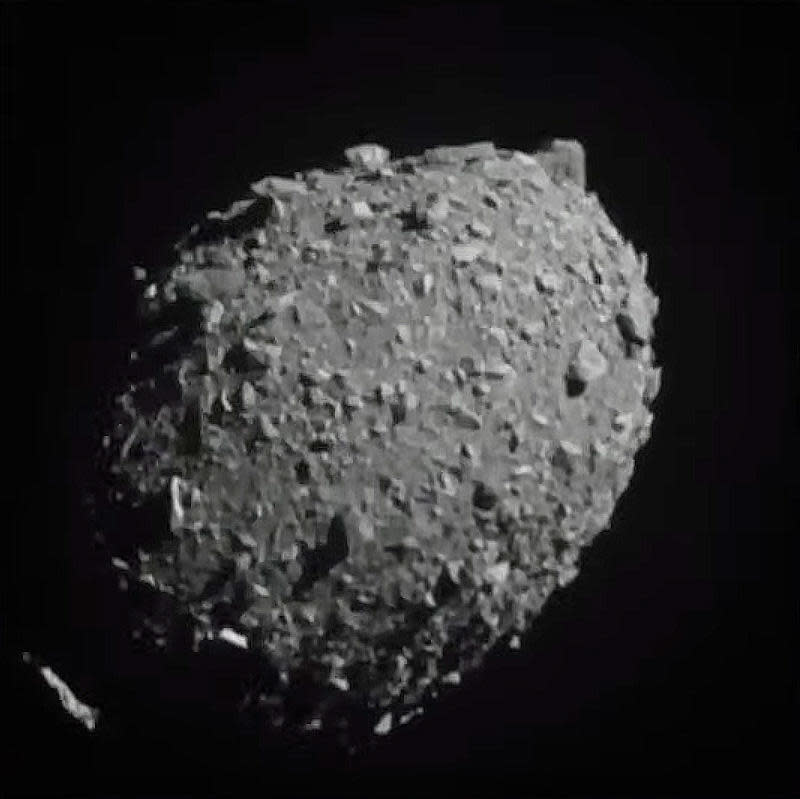 Images from DART's camera as it closed in on the double asteroid Didymos and its small moonlet Dimorphos. / Credit: NASA