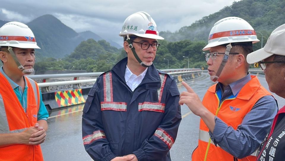 陳其邁(左二)視察桃源區封閉的撒拉阿塢橋。   圖：高雄市原民會提供