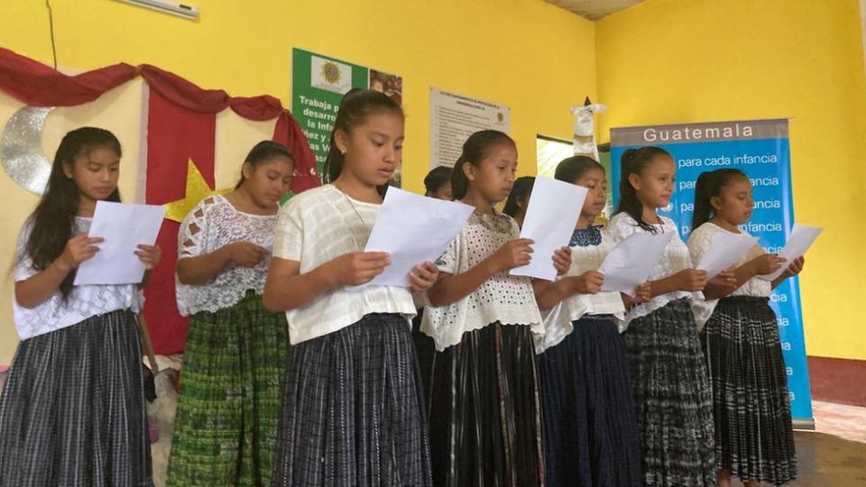 Niñas cantando la canción de ABBA en una escuela.