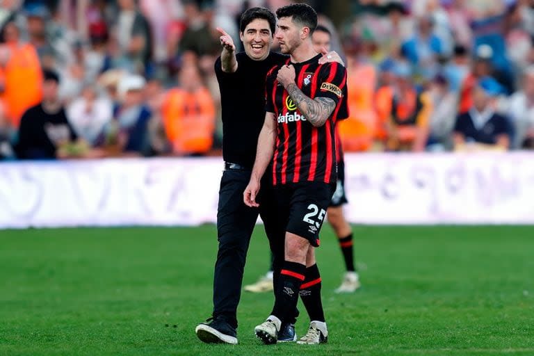 "Para allá", Andoni Iraola Sagarna, el DT de Bournemouth, conversa con Marcos Senesi, convertido en un líder - Créditos: @X