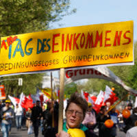 Bedingungsloses Grundeinkommen, Pro und Contra – Demonstration von Befürwortern in Berlin.