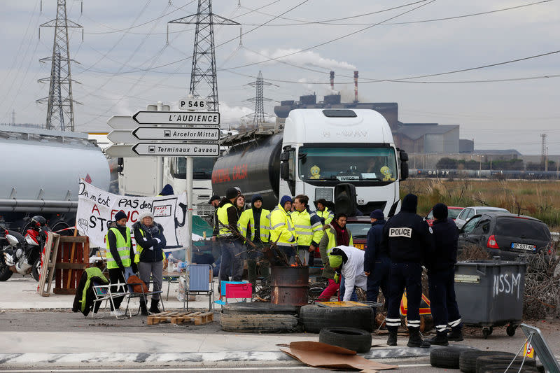 Le mouvement des "Gilets jaunes" s'est poursuivi lundi avec de quelque 350 actions partout en France, deux jours après le début d'une mobilisation spontanée que le gouvernement cherche à endiguer tout en martelant sa volonté de tenir son cap sur la fiscalité de l'essence et du diesel. /Photo prise le 19 novembre 2018/REUTERS/Jean-Paul Pelissier