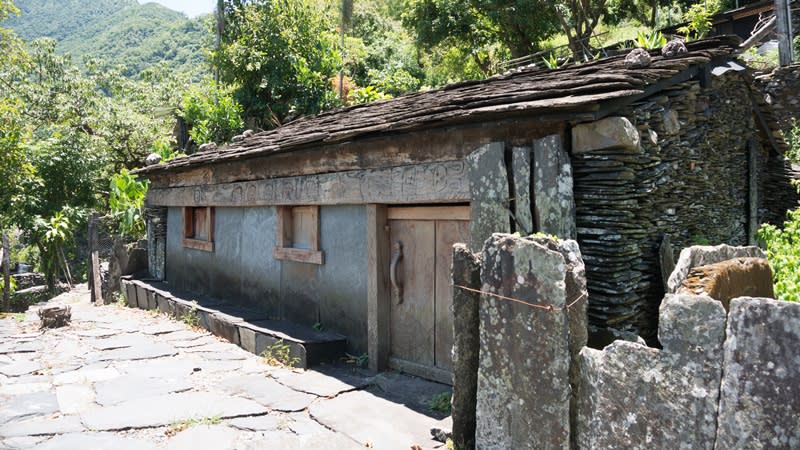 「老七佳部落」位於屏東縣來義鄉與春日鄉交界處，是排灣族群保存最完整的石板屋部落，也是台灣世界遺產潛力點之一。   圖：取自屏東人文地圖