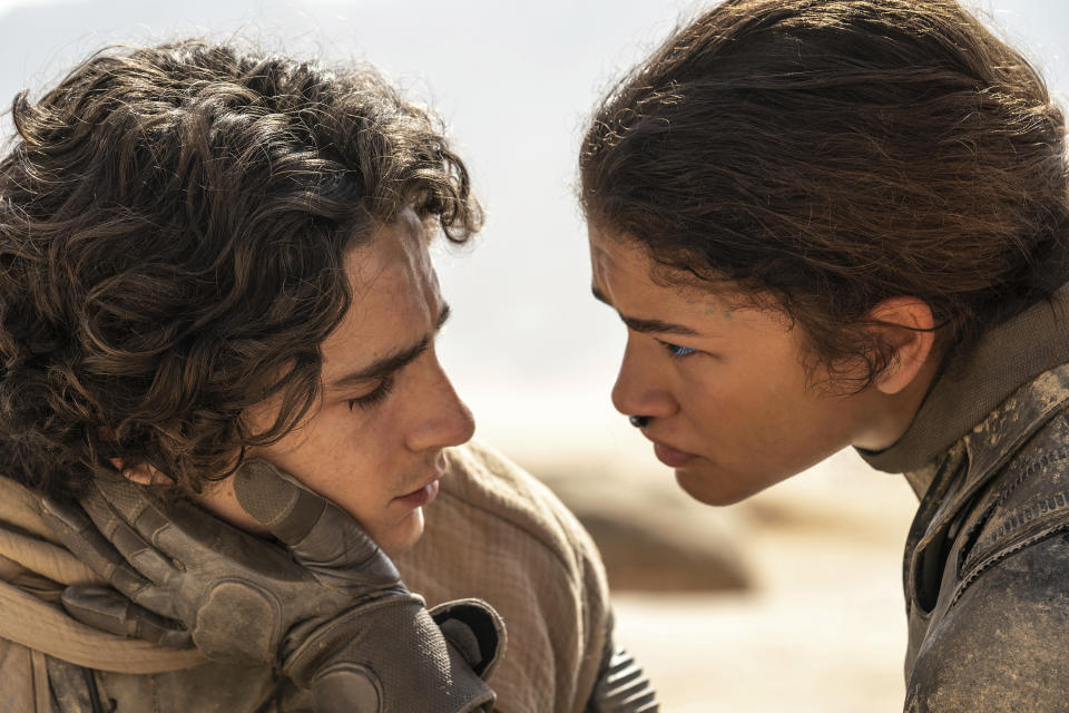 En esta imagen proporcionada por Warner Bros. Pictures, Timothee Chalamet, izquierda, y Zendaya en una escena de "Dune: Part Two". (Niko Tavernise/Warner Bros. Pictures vía AP)