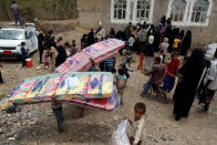 <p>People displaced from the Red Sea port city of Hodeidah carry mattresses they received from the local Mona Relief charity in Sanaa, Yemen July 18, 2018. (Photo: Khaled Abdullah/Reuters) </p>