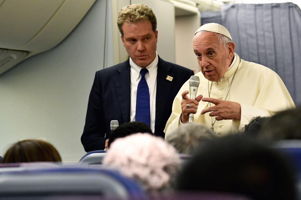 Pope Francis, with Vatican&nbsp;spokesman Greg Burke, speaks to reporters during his return flight from a trip to Chile and Peru on Jan. 22, 2018. (Photo: VINCENZO PINTO via Getty Images)