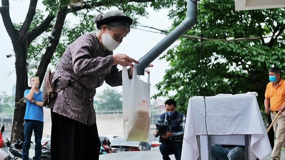 Rice ATMs in Vietnam dispense free rice to residents hit by coronavirus. Source: Hanoi Times