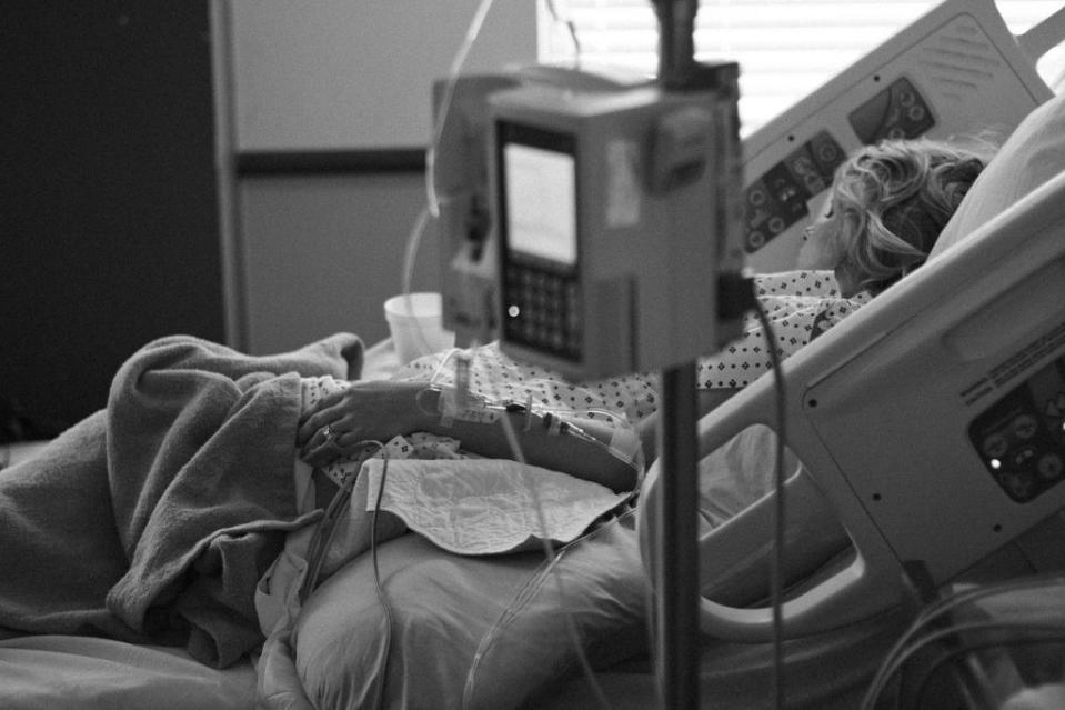 馬來西亞1名雙胞胎妹妹因頭痛請假，豈料卻是腦出血，且在住院5天後不治。（示意圖／翻攝自pixabay）