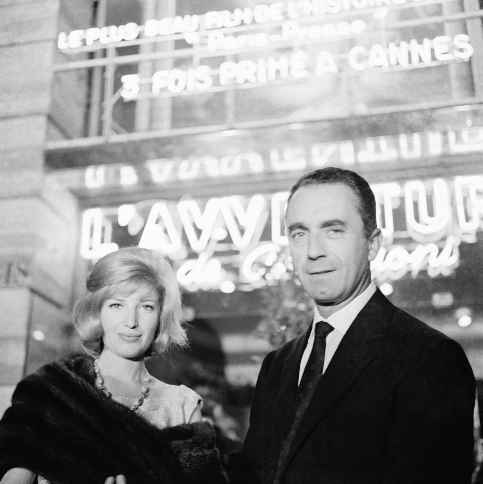 Michelangelo Antonioni et la vedette italienne Monica Vitti devant l'affiche du film 'L'Avventura' présenté en avant-première mondiale au Studio Publicis à Paris, France le 14 septembre 1960.  (Photo by Keystone-France\Gamma-Rapho via Getty Images)