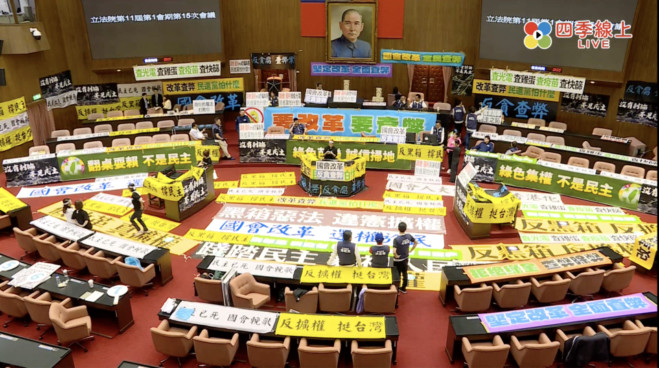 國民黨團、民眾黨團一大早就在議場內拉布條標語，互相較勁。圖片來源：四季線上