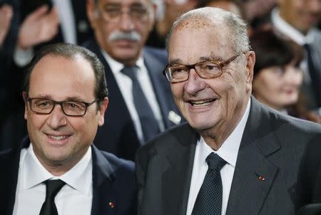 French President Francois Hollande (L) and former French President Jacques Chirac pose before attending the award ceremony for the Prix de la Fondation Chirac at the Quai Branly Museum in Paris November 21, 2014. REUTERS/Patrick Kovarik/Pool