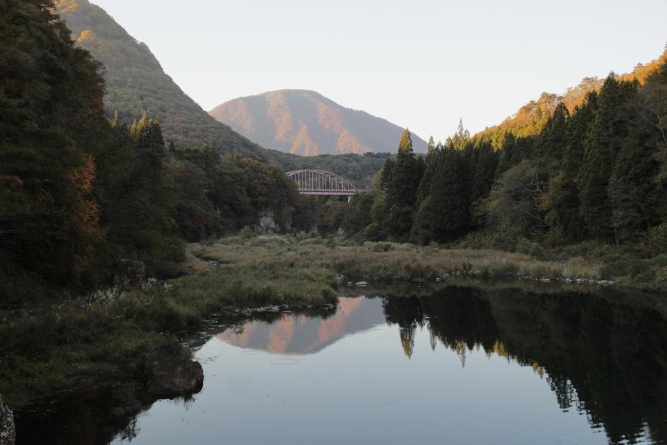 吊橋上的水鏡美景之一，遠遠還能看到列車鐵橋。