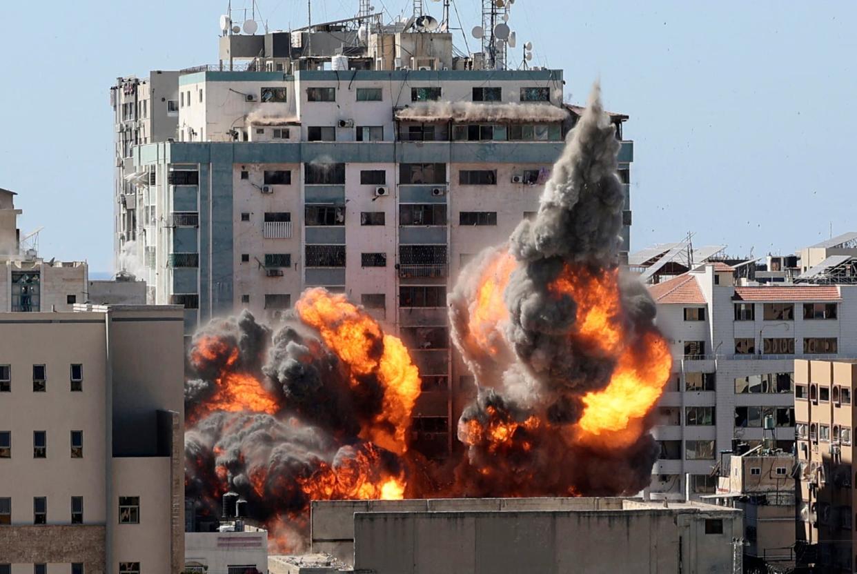 Les frappes sur la Tour Jala à Gaza, le 15 mai 2021 - MAHMUD HAMS / AFP