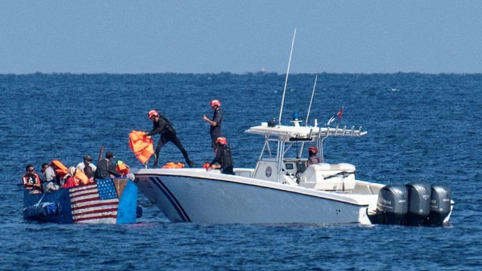 Guardacostas cubanos rescatan a una embarcación de migrantes que quedaron varados en su intento de navegar hasta EE.UU.