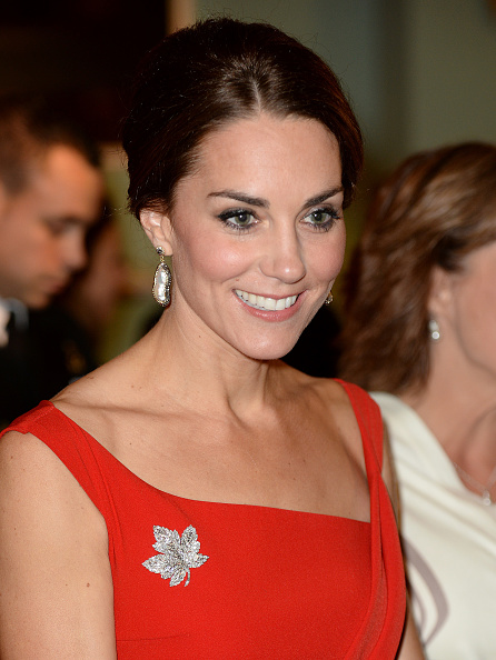 Kate lució el broche de platino y diamante de la hoja de arce que le pertenece a la Reina Isabel.