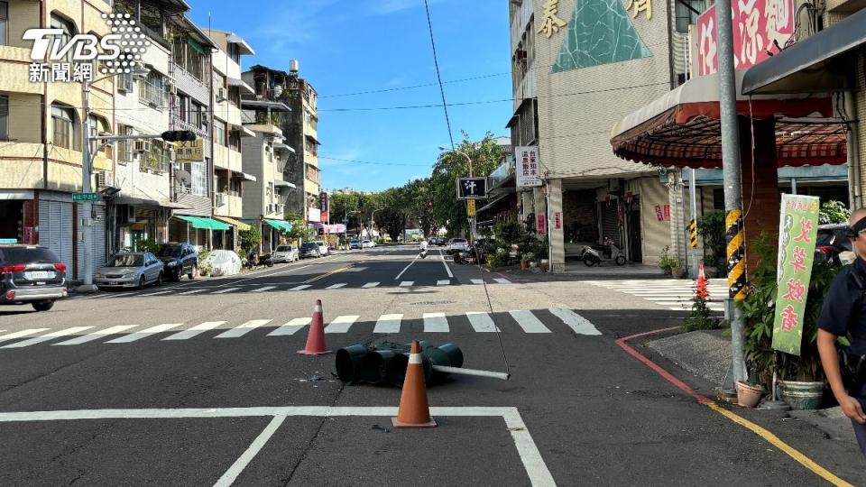 屏東一輛大貨車網架碰撞紅綠燈，當事駕駛卻逕自駛離現場。（圖／TVBS）