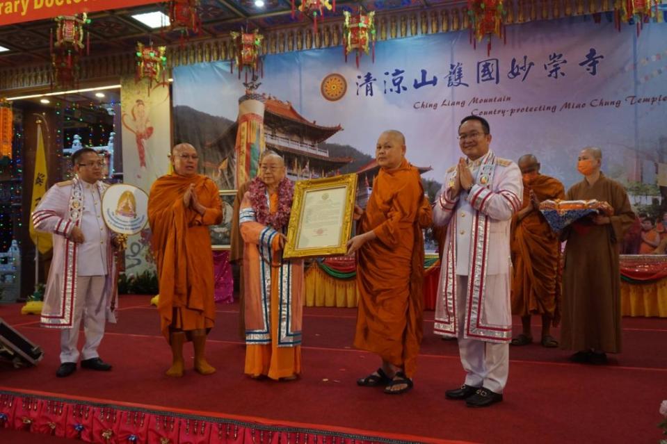 高市六龜區清涼山護國妙崇寺住持宏安長老尼，獲頒泰國摩訶朱拉隆功大學榮譽博士學位。（記者鄭伯勝攝）