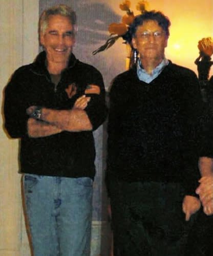 比爾蓋茲(右)與惡名昭彰的皮條客艾波斯坦。   圖 : 翻攝自推特