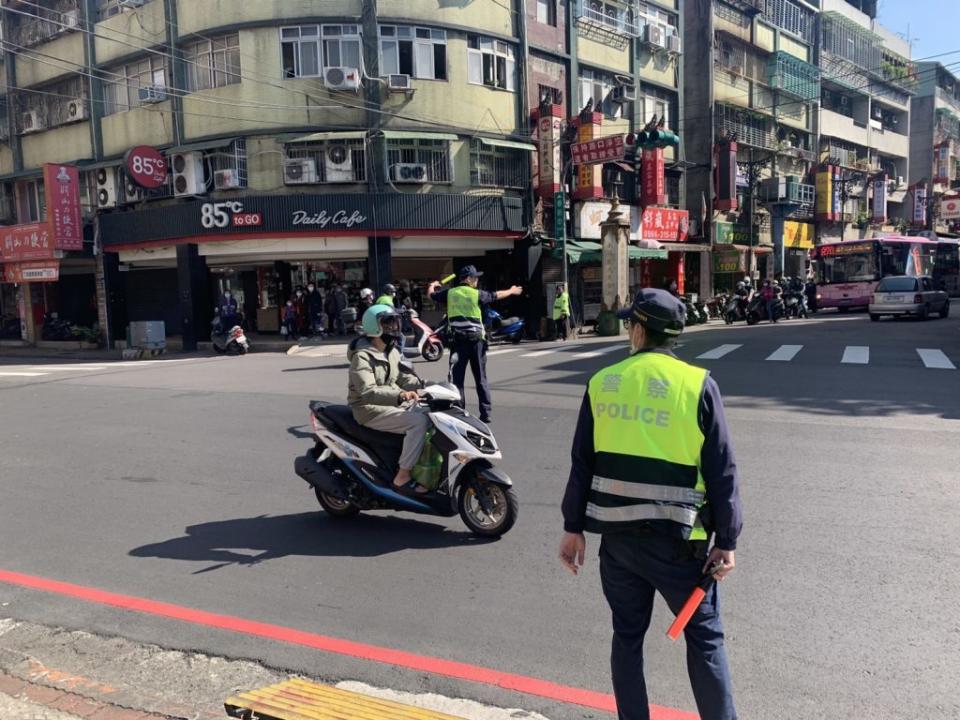 中和烘爐地南山福德宫遊客進香朝聖，預判將湧現大量人車潮，中和警分局規劃警力於周邊道路加強疏導，以維護交通順暢。（中和警分局提供）