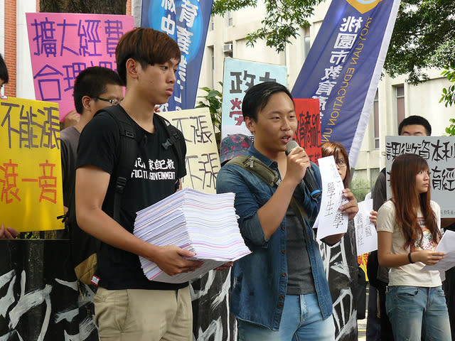 23所大專院校申請今年8月將調漲學雜費，反教育商品化聯盟3日聯合學費調漲受害學生、教育產業工會於教育部前抗議。（photo by 游昇俯／台灣醒報）