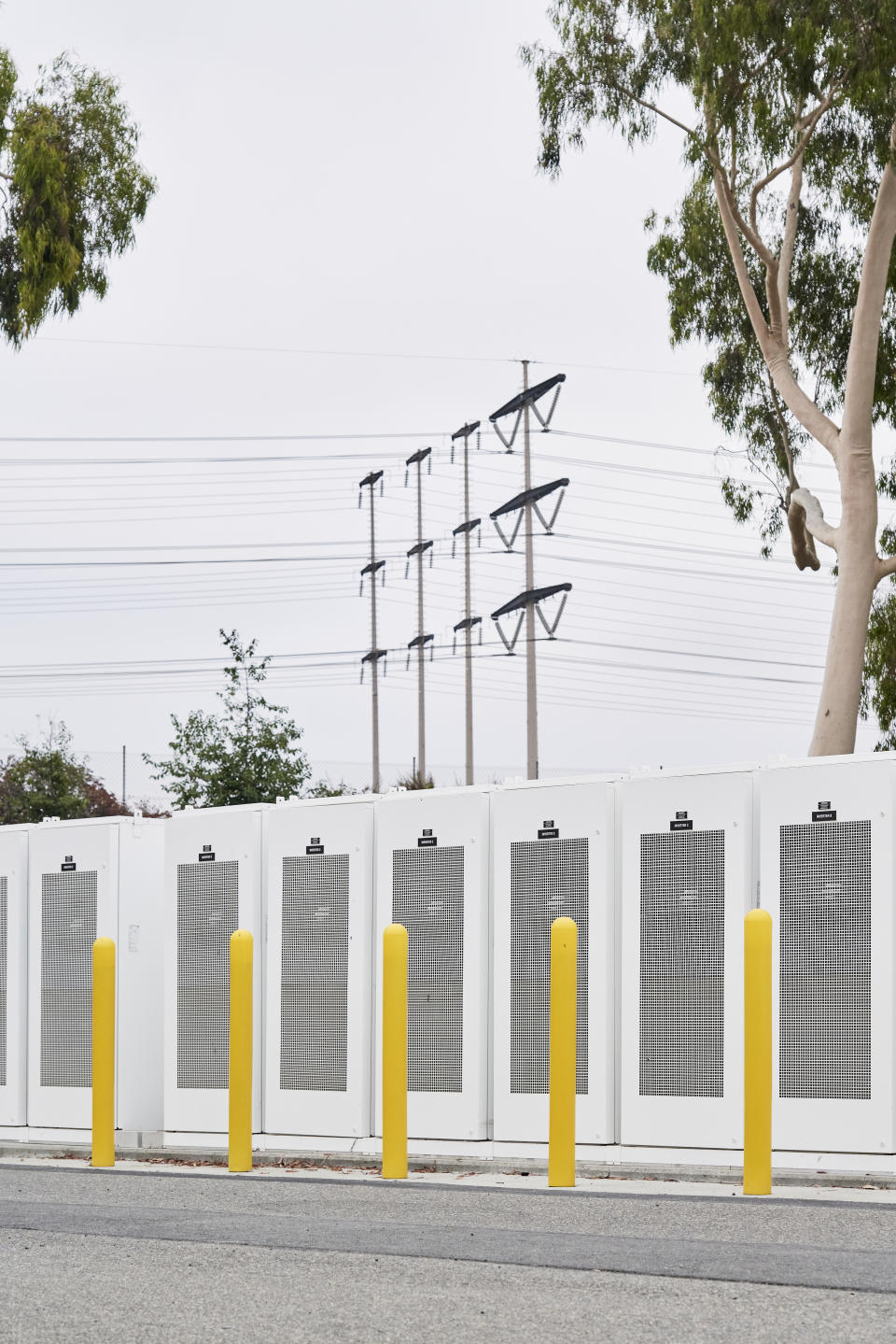 Las baterías en la planta de Fountain Valley que el Distrito Santiario del condado de Orange instaló para reducir emisiones y su dependencia del gas natural, en Fountain Valley, California, el 31 de agosto de 2020. (Philip Cheung/The New York Times)