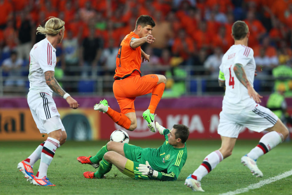 KHARKOV, UKRAINE - JUNE 09: Klaas Jan Huntelaar of Netherlands tries to chip the ball over goalkeeper Stephan Andersen of Denmark during the UEFA EURO 2012 group B match between Netherlands and Denmark at Metalist Stadium on June 9, 2012 in Kharkov, Ukraine. (Photo by Julian Finney/Getty Images)