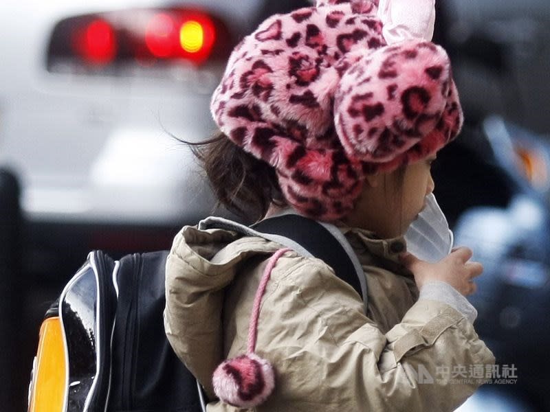 教育部日前發函中小學，要求各校不得限制「幾度」才能加穿禦寒衣物。國家人權委員會委員葉大華今天說，教育部應基於兒少最佳利益，主動發佈相關衣著建議指引、加強對教職員宣導。(中央社檔案照片)