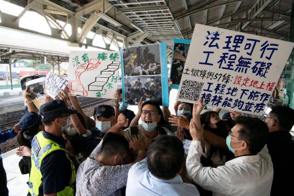 學生今來到台南火車站，向市長黃偉哲抗議徵收強拆與警察暴力驅離。（翻攝自成大零貳社臉書）