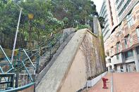 沿岔路下山，可在香港大學百周年花園旁的斜坡回到香港大學。（Kin Lau攝）
