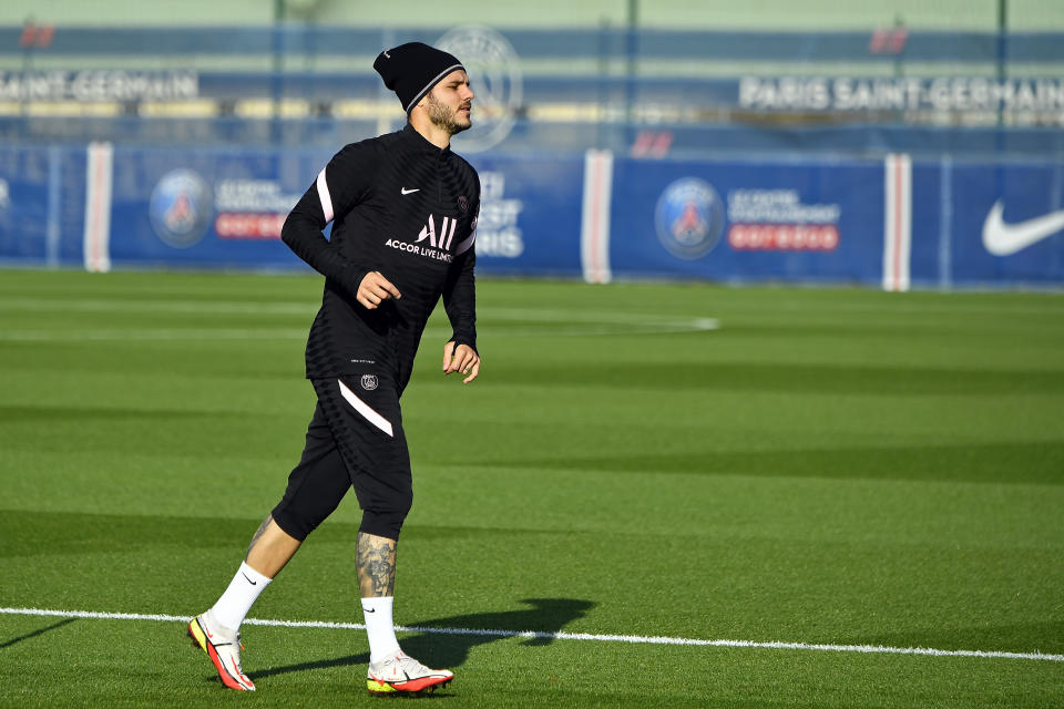 PARIS, FRANCE - OCTOBER 26: Mauro Icardi warms up during a Paris Saint-Germain training session at Ooredoo Center on October 26, 2021 in Paris, France. (Photo by Aurelien Meunier - PSG/PSG via Getty Images)