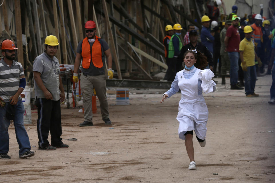 Mujeres heroínas: arriesgan su vida por el prójimo entre las ruinas del sismo