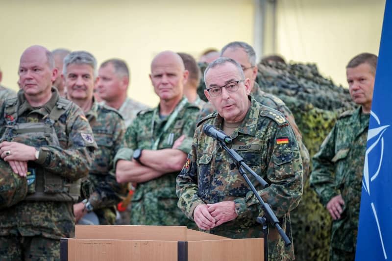 The Inspector General of the Bundeswehr, Carsten Breuer, speaks at the end of the NATO exercise Quadriga 2024. At the Paprade military training area, the Bundeswehr demonstrates the capabilities required to defend NATO's eastern flank. Quadriga is the German contribution to the large-scale NATO maneuver Steadfast Defender. Kay Nietfeld/dpa