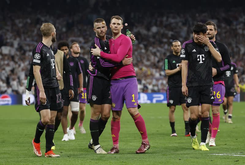 Los jugadores del Bayern Munich reaccionan tras perder la semifinal de vuelta ante el Real Madrid por la Liga de Campeones, en el estadio Santiago Bernabéu, Madrid, España