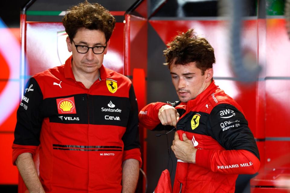 El director de la escudería Ferrari, Mattia Binotto (izquierda), está bajo presión después de otra estrategia fallida el día de la carrera (Getty Images)