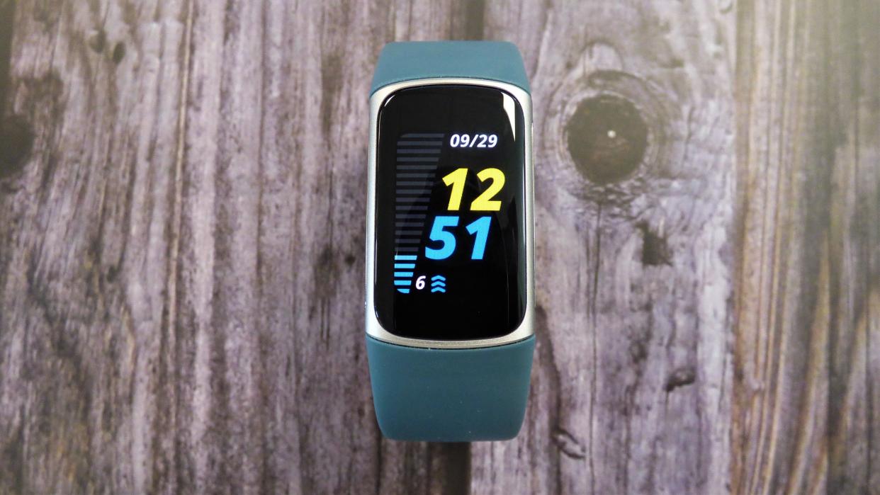  Fitbit Charge 5. 