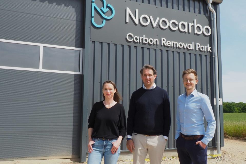 Novocarbo Geschäftsführung Venna von Lepel, Caspar von Ziegner und Sven Wissebach vor dem Carbon Removal Park in Grevesmühlen. - Copyright: Novocarbo