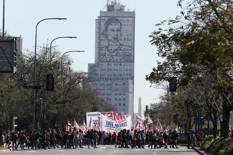 Distintas organizacoiones sociels cortan la 9 de Julio y marchan al Ministerio de Desarrollo Social