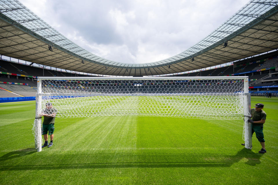 Das Olympiastadion wird für die Fussball-Europameisterschaft vorbereitet. - Copyright: picture alliance/dpa | Christophe Gateau