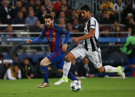 Foto del miércoles del delantero de Barcelona Lionel Messi disputando el balón ante el centrocampista de la Juventus Sami Khedira. 19/4/17 La Juventus de Italia aguantó el miércoles en su visita al Barcelona, impidiendo otra remontada del equipo catalán, para meterse en las semifinales de la Liga de Campeones del fútbol europeo, instancia a la que también accedió el Mónaco. Reuters / Sergio Perez