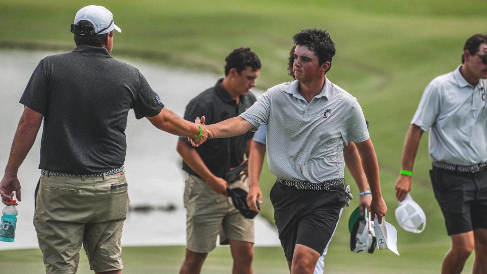 El equipo de golf de la Universidad de Cincinnati terminó recientemente en segundo lugar en el torneo de la Conferencia Atlética Americana y se dirige a la postemporada de la NCAA.