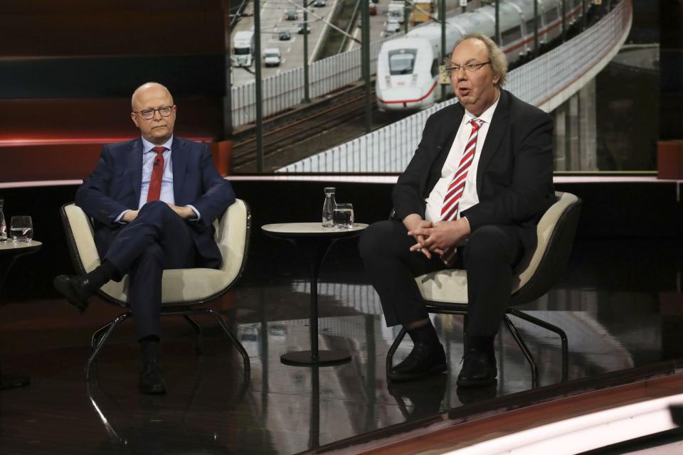 Experte Christian Böttger (rechts, mit dem Schienenverkehr-Beauftragen Michael Theurer) machte deutlich, was bei der Deutschen Bahn seit Jahren schon schiefläuft. (Bild: ZDF / Cornelia Lehmann)