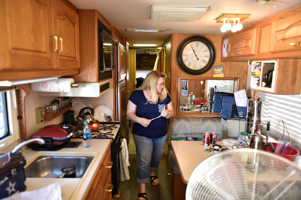 Elizabeth Hunter en el vehículo RV en el que vive con su esposo. (Reuters)