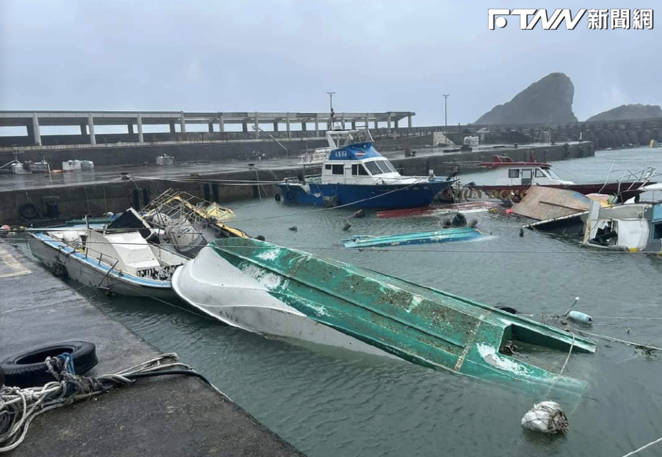 小犬颱風重創蘭嶼，開元港停泊船隻超過7成不是翻船就是不見。（圖／賴坤成臉書）