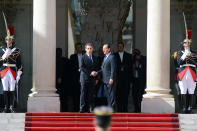 Nicolas Sarkozy et François Hollande se sert la main devant la presse sur le parvis de l'Elysée. AFP