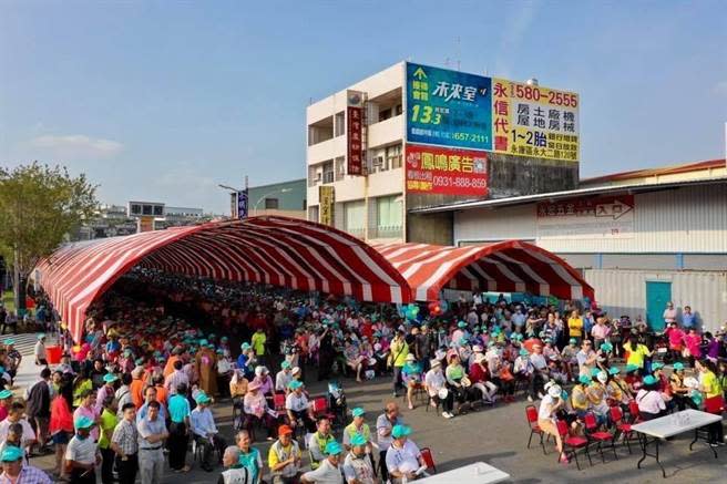 郭貞慧面對賴惠員指控看板侵門踏戶，提出賴惠員3年前在葉宜津服務處門口舉辦競選造勢大會的照片證明對手才是始祖。（郭貞慧陣營提供／程炳璋台南傳真）