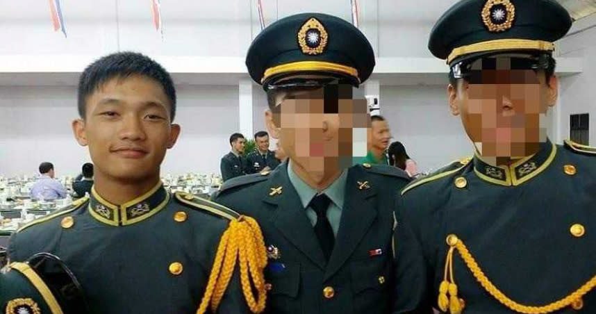 高嘉隆（左1）當年陸軍官校畢業時與同學合影，如今一切已成追憶。（圖／翻攝汐止聖方濟天主堂臉書）